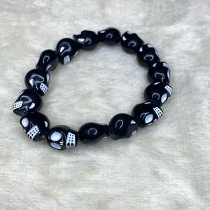 Stretch skull black bracelet